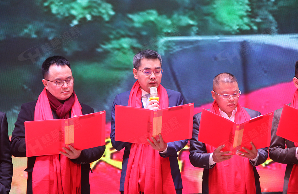 金牛辭舊歲，猛虎迎春來(lái)。搭著歡樂(lè)的時(shí)光列車，我們一起歡送碩果累累的2021年，迎來(lái)了嶄新的2022年。1月26日，我們歡聚一堂，在歡聲笑語(yǔ)、載歌載舞中迎接新春，“立足新鴻程開創(chuàng)新局面”桂林鴻程2021年年終總結(jié)表彰會(huì)由此開始！