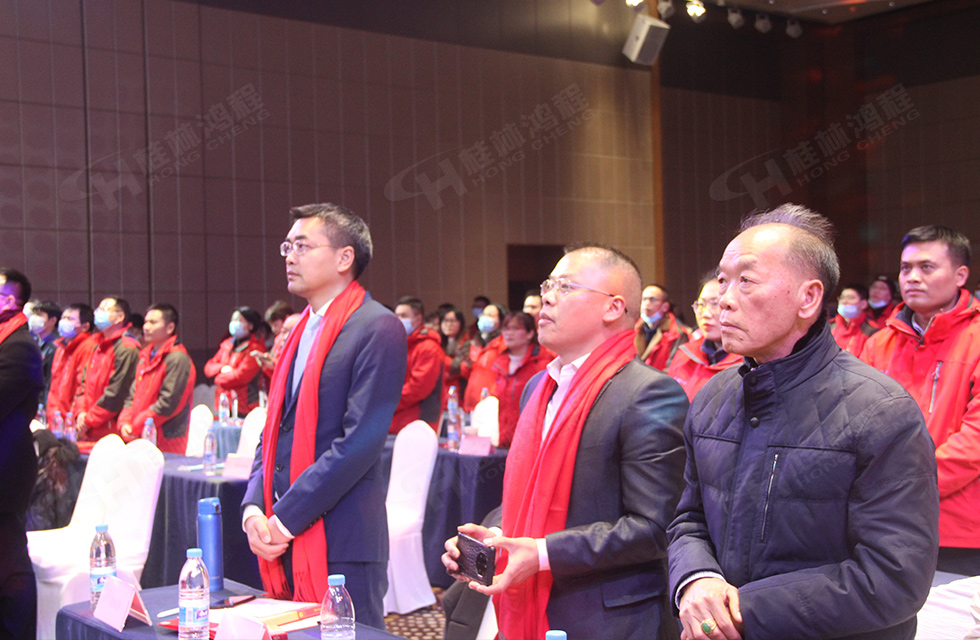 金牛辭舊歲，猛虎迎春來(lái)。搭著歡樂(lè)的時(shí)光列車，我們一起歡送碩果累累的2021年，迎來(lái)了嶄新的2022年。1月26日，我們歡聚一堂，在歡聲笑語(yǔ)、載歌載舞中迎接新春，“立足新鴻程開創(chuàng)新局面”桂林鴻程2021年年終總結(jié)表彰會(huì)由此開始！